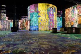 A New Immersive Installation In Paris Lets You Step Inside Klimt S Masterpieces Digital Museum Museum Of Fine Arts Museums In Paris