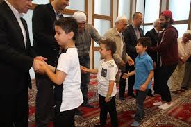 Svim vjernicima , svim muslimanima na ovom dunjaluku, svojoj familiji,komsijama i prijateljima, bogatom i siromasnom zelim da ovaj dan provedete u miru. Fest Des Fastenbrechens Turkei Feiert Bayram Daily Sabah