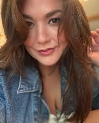 Mary Hollis's Instagram, Twitter & Facebook