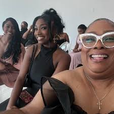 I just can't tell y'all how much I love this Southern, Soul Food Style  Black Eyes Peas Recipe. It is just the best black eyed peas recipe EVER!  Full Recipe:  https://iheartrecipes.com/southern-black-eyed-peas-smoked-turkey/ Join