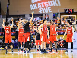 バスケ日本代表の渡辺飛勇、21－22シーズンからプロ転向へ 2021年6月18日9時55分  記念撮影するバスケット日本代表候補 後列右端が渡辺飛勇（2019. 5lohcy283pr0m