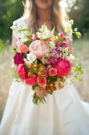 Chaque saison veut sa fleur l'histoire de cette fleur en fait comprendre le contenu symbolique. 10 Jolis Bouquets Printaniers Pour La Mariee Mariage Com Bouquet Mariee Bouquet De Mariage Fleurs Mariage