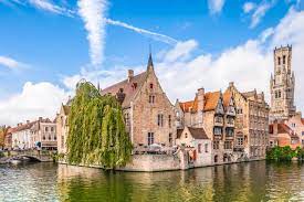 The picturesque patershol district, with its narrow streets and fun restaurants, stands in the shadow of the imposing gravensteen castle. Spitzen Duo Brugge Und Gent Brigitte De