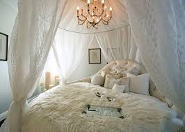 Voilages Romantique Un Lit Rond Douillet Et Un Decor D Amoureux Chambre Classique Chambre A Coucher Chambres Francaises
