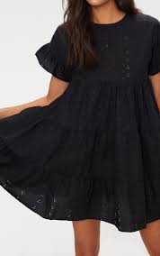 Encolure arrondie, boutonnée dans la nuque pour robe fille. Robe Babydoll En Broderie Anglaise Noire Robes Prettylittlething Fr