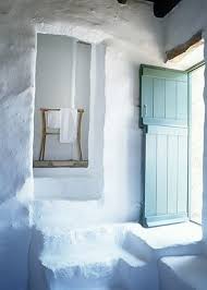 Une Maison Grecque Avec Vue Imprenable Sur La Mediterranee Maison Grecque Idees Decoration Maison Decoration Maison