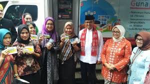 Beranda » apl » alat » aplikasi pendataan dasawisma provinsi dki jakarta. Anies Bagikan Ribuan Kartu Atm Kader Dasa Wisma Cair 3 Bulan Sekali