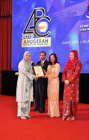 Pertabalan sultan mizan zainal abidin ke atas takhta dijalankan setahun lebih awal, pada 15 mei 1998, selepas pemergian ayahnya mahmud. Photo Gallery Category Sesi 4 Image Sesi 4