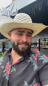 New look who dafuq is this oh it's the gay cowboy 😏🤠