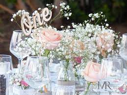 Centre De Table Nom De Table Sous Forme De Numero A L Anglaise Roses Et Gypsophile Petite Bouteille D Wedding Deco Reception Decorations Rustic Chic Wedding
