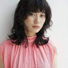 小走 祥菜さんのスナップ 黒髪 パーマ モード ミディアム レイヤー マッシュウルフ 色っぽマッシュウルフ マレットヘア グランジヘアー ウルフ カット ミディアム