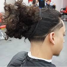 Kıvırcık uzun saç toplama modelleri arasında erkek topuzu ilk sırada yer almaktadır. Moda Olacak Uzun Erkek Sac Modelleri 2020 Stylekadin