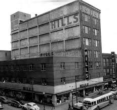 Downtown Des Moines Hills Dept Store And Ginsbergs Furniture Store Early 50 S North Side Of 5th Walnut St This Block T Des Moines Des Moines Iowa Iowa