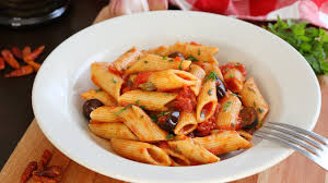 Lei ha preso i ravioli, e io la pasta alla puttanesca. Pasta Alla Puttanesca Salsa Puttanesca Cukit Youtube