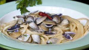 Gli spaghetti con le telline sono un primo piatto veloce e molto gustoso. Spaghetti Con Le Telline Il Sapore Delicato Del Mare
