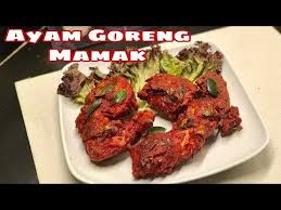Ayam goreng berempah kelantan biasanya tidak menggunakan daun kari dan rerambut datang daripada hirisan serai yang ditumbuk manakala resepi luar menambahkan daun kari untuk dapatkan aroma pada isi ayam. Ayam Goreng Ala Mamak Youtube