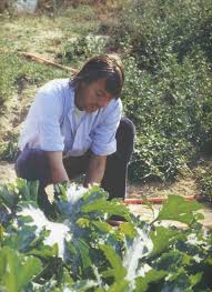 Não sobrecarregues os teus dias com preocupações desnecessárias, a fim de que não percas a oportunidade de viver com alegria. Fabrizio De Andre 20 Anni Senza Le Frasi Indimenticabili Panorama