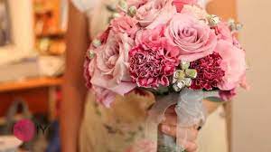 Red flowers add drama and romance to your fall wedding bouquet. Pin By Jurgen Grasser On Artilicious Diy Bridal Bouquet Bridal Bouquet Bridal Bouquet Spring