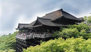 Otowa, one of the peaks in kyoto's higashiyama mountain range, stands the temple, to which large numbers of visitors come to pay their respects to kannon, a deity of great mercy and compassion. Kyoto Kiyomizudera Temple When Is The Best Time To Visit Japan Web Magazine