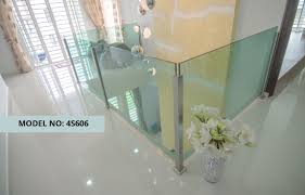 This modern oak and glass staircase combine beautiful design with the finest materials and superb craftsmanship for a feature. Glass Staircase 4s606 Reliance Homereliance Home