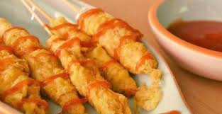 5 butir telur, kocok hingga rata Resep Sosis Gulung Telur Untuk Bekal Simple Enak Tokopedia Blog