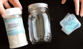 Mit Diesem Trick Erleuchtet Deine Diy Windlicht Deko Aus Weckglaser Diy Laternen Dekorative Laternen Glitter Glaser