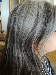 Manche menschen mitte zwanzig finden bereits die ersten grauen haare auf ihrem schopf und bei anderen bleibt die natürliche haarfarbe bis 50 und noch länger intakt. Grombre Meine Transformation Zu Naturlich Grauen Haaren Muttis Nahkastchen