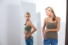 Ein zwanghaftes essverhalten (also wenn man sich total unter druck setzt und sich um 10 gramm nudeln hin oder her einen riesen kopf macht.) und starke emotionale abhängigkeit vom essen sind ein warnzeichen!! Magersucht Anorexia Nervosa Anad Essstorungen