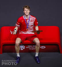 Anders antonsens erster internationaler erfolg war der erste platz beim danish junior cup 2013, im jahr darauf wurde er jugendeuropameister in der . Anders Antonsen