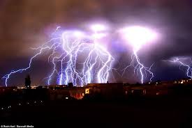 It Does Strike Twice Tour Guide Captures Amazing Images Of Lightning Bolts Hitting The Same Spot Over And Over Again Lightning Storm Mexico Pictures Nature