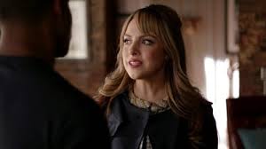 Lorsque ses ambitions professionnelles au sein de l'empire familial prennent un tour inattendu, fallon, furieuse, s'intéresse de près au plus grand rival de son père. Serie Dynastie Saison 1 Episode 14 En Streaming Vf Et Vostfr Gratuit Hds La
