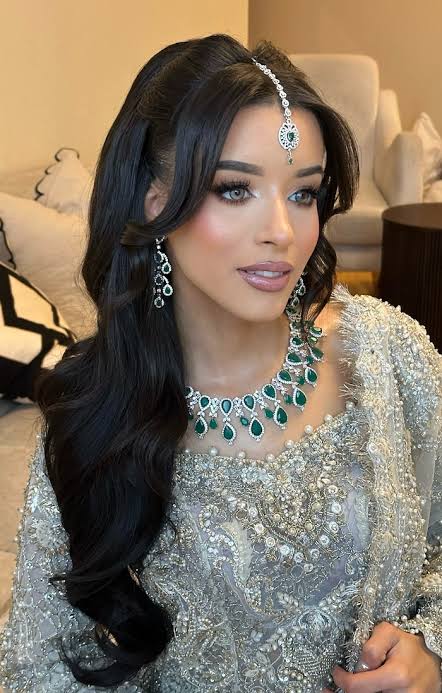 37 Elegant Wedding Hairstyles: Glamorous Side-Swept Bridal Waves for Asian Brides