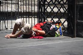 There is a poor woman living in this street who doesn't have enough money to buy food. Sinhogarismo Wikipedia La Enciclopedia Libre