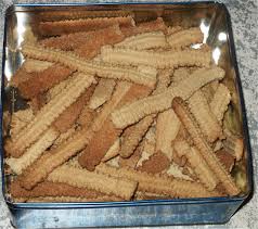On prépare un biscuit roulé en remplaçant une partie de la farine par de la poudre de noisette. Spritz Patisserie Wikipedia