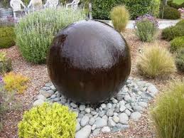 Seguro que si cierras los ojos y te imaginas una pequeña cascada de agua rodeada de naturaleza, te transmite una paz y serenidad inmensa. Imagenes Fuentes Forma De Bola Google Search Accesorios De Agua Para El Jardin Fuentes Para Jardin Pequenas Fuentes De Agua