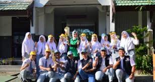 Header dan footer dari websitenya menggunakan warna biru dan untuk hover dari tombolnya menggunakan. Website Smk Negeri 1 Banjarmasin