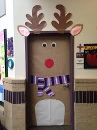 10 Belles Idees Pour Decorer Les Portes Avec Du Carton Porte Noel Decorations Pour Portes De Noel Noel Maternelle