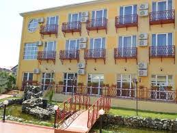 Fiecare camera dispune de grup sanitar propriu cu dus, mobilier nou, tv, minibar, aer conditionat, internet. Hotel Intim Costinesti