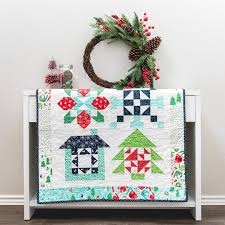 This fat quarter friendly quilt is shown in christmas reds and greens, but would look wonderful in any color combination. Merry Mini Quilt Finishing The Jolly Jabber Quilting Blog