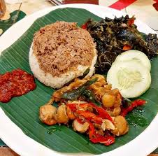Banyak beragam menu kuliner sarapan yang bisa kamu pilih, seperti nasi goreng, telur dadar, nasi uduk dan masih banyak lagi. Menu Sarapan Andalan Di 5 Kota Jawa Tengah