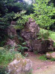 De waterval rechts van het meer vloeit een waterval uit een rotsstructuur van 8 meter hoog om zo een bergtafereel te scheppen. Waterval Inventaris Van Het Bouwkundig Erfgoed