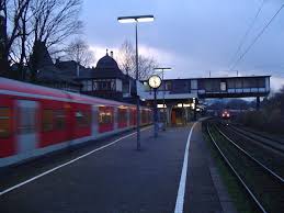 It is located on the berlin stadtbahn railway line in the charlottenburg district, adjacent to the berlin zoo. Bahnhof Wuppertal Zoologischer Garten