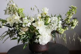 White flowers in glass vase. Beautiful White Flower Arrangements White Centerpiece Ideas