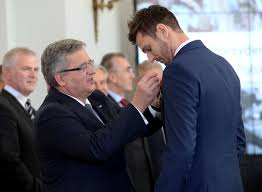 Prezydent komorowski do zbąszynia dotarł łodzią i podobno bardzo obawiał się, by podróż nie skończyła się dla niego zimną kąpielą. Prezydent Bronislaw Komorowski Odznaczyl Siatkarskich Mistrzow Swiata Sport W Interia Pl
