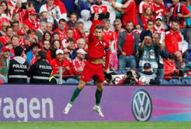 The players are listed here sorted first by the total number of caps, and then by last name. Onverslijtbaar Cristiano Ronaldo Knalt Portugal Met Hattric De Standaard Mobile