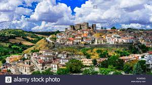 Melfi, town and episcopal see, basilicata regione, southern italy, at the foot of the volcanic mass of monte vulture, at an elevation of 1,742 feet (531 m), north of potenza. Einzigartige Melfi Dorf Ansicht Mit Alten Burg Und Hauser Basilicata Italien Stockfotografie Alamy