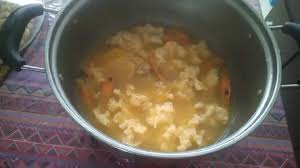 Tekwan menggunakan bakso tenggiri yang dimasak bersama sup dengan campuran jamur kuping dan irisan bengkuang. Kuah Tekwan Dimanaja Com