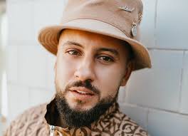 Dmytro monatyk, professionally known as monatik, is an ukrainian singer, songwriter, dancer, composer. Dmitrij Monatik Podelilsya Redkim Foto So Svoej Zhenoj