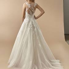 Boho brautkleider liegen nach wie vor im trend, denn sie verbinden auf einzigartige weise lässigkeit mit naturverbundenheit. Eddy K Fleur Brautkleid Lin Riehl Das Hochzeitshaus