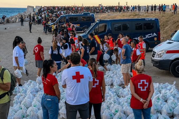 Denuncian que Cruz Roja da más agua a menas que a policías